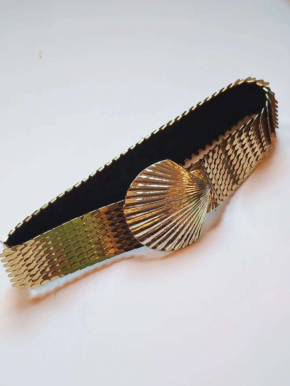Vintage SeaShell Buckle Goldtone Mesh Cinch Belt in Gold & Black Like New Size S